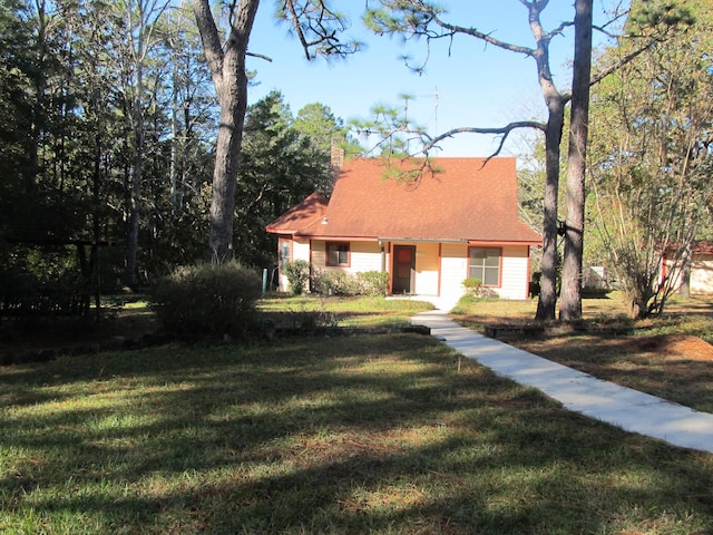 view of front of property featuring a front lawn