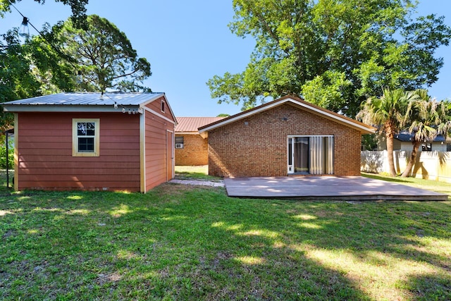 back of house featuring a lawn