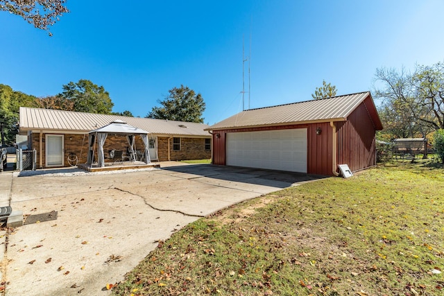 ranch-style home featuring a garage and a front lawn