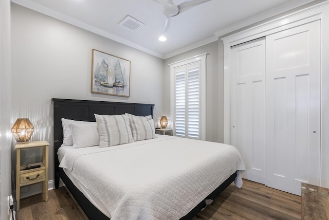 bedroom with ceiling fan, ornamental molding, dark wood-type flooring, and a closet