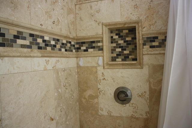 details featuring tiled shower