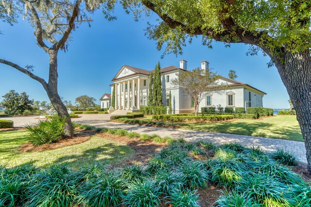 view of front facade with a front yard