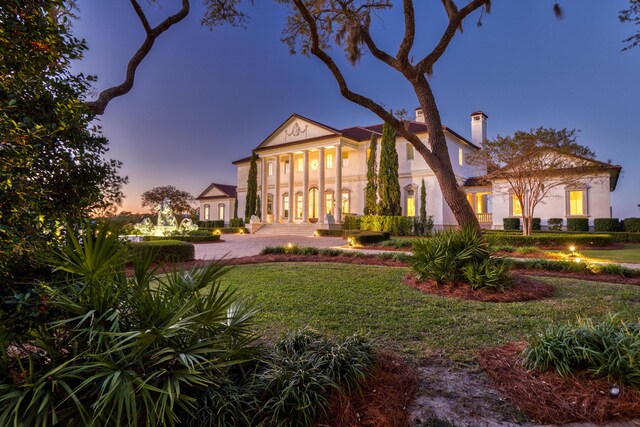 view of front of house featuring a yard