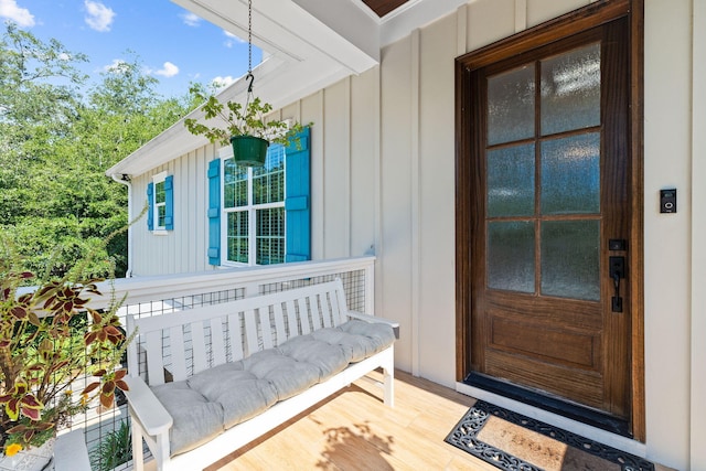 entrance to property featuring a porch