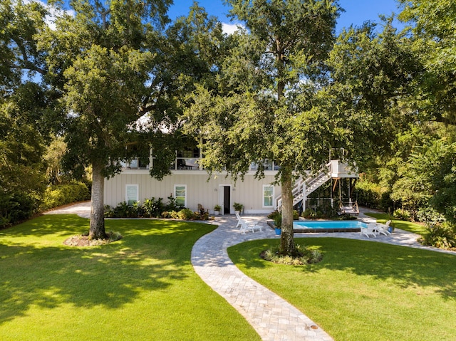 view of front of house featuring a front lawn