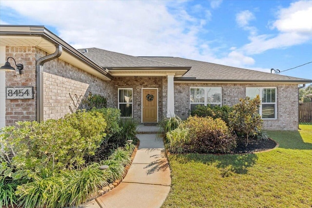 view of front of property featuring a front lawn