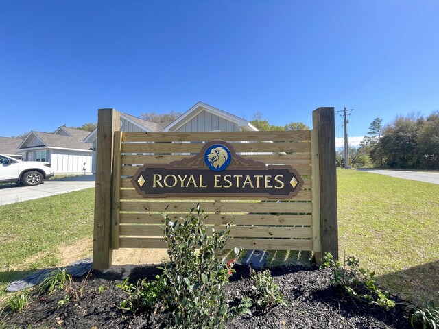 community / neighborhood sign featuring a yard