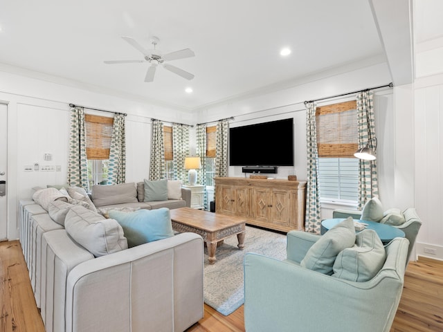 living area with light wood-type flooring, a ceiling fan, and recessed lighting