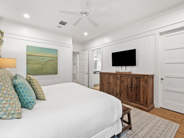 bedroom featuring light wood-style flooring, visible vents, a ceiling fan, and recessed lighting