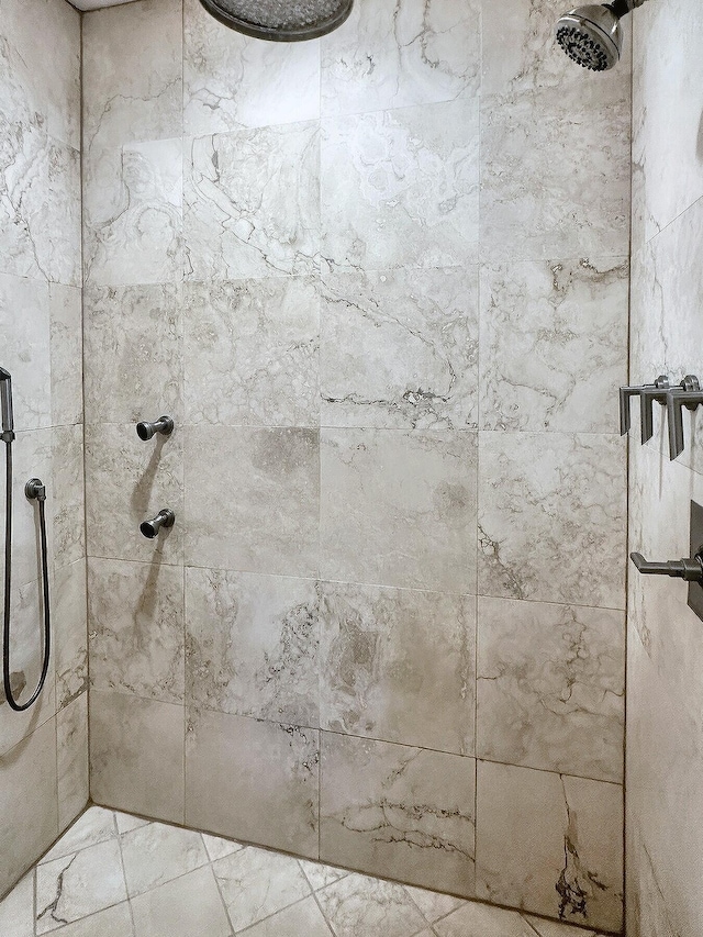 bathroom featuring tiled shower