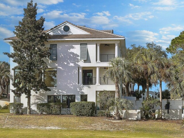 view of front of home featuring ceiling fan