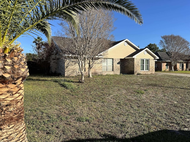 view of front of property featuring a front lawn