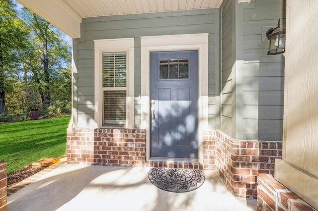 property entrance featuring a yard