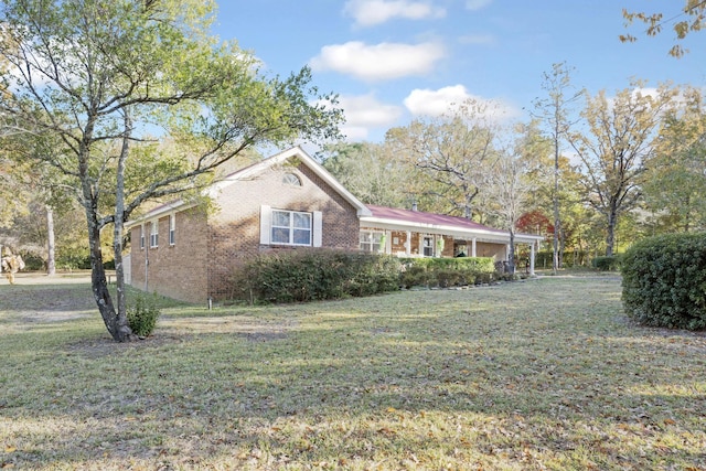 view of front of home featuring a front lawn