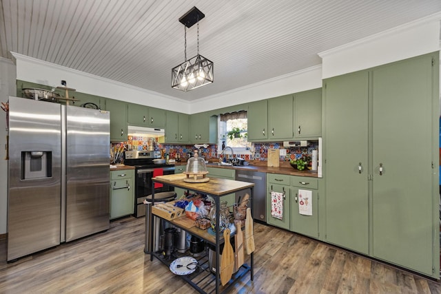 kitchen featuring sink, green cabinetry, ornamental molding, appliances with stainless steel finishes, and dark hardwood / wood-style flooring