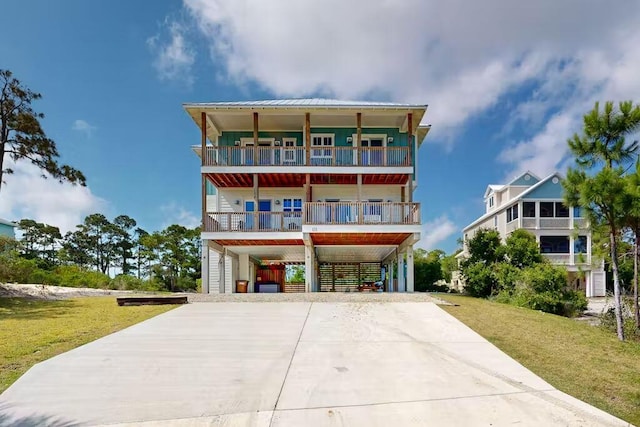 view of front of property featuring a carport and a front yard