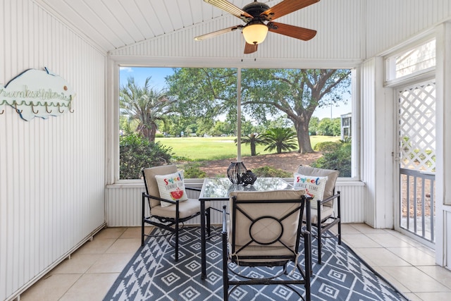 sunroom with vaulted ceiling and ceiling fan