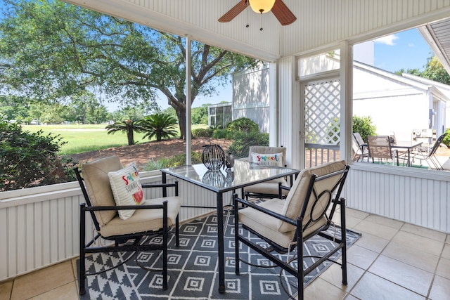 sunroom with ceiling fan