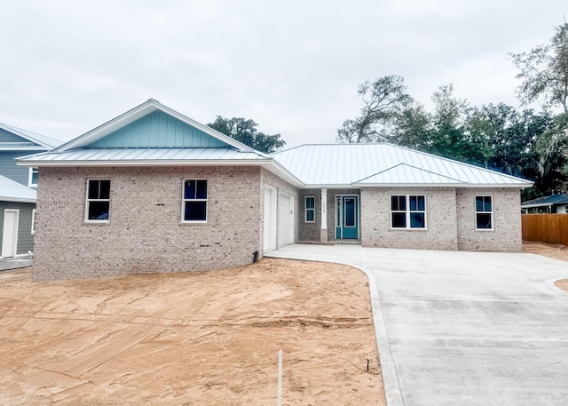 view of front facade featuring a garage