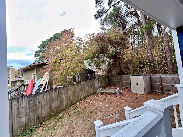 view of yard with a storage unit