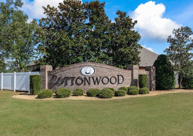 community / neighborhood sign featuring a lawn
