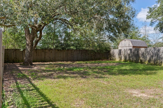 view of yard with an outdoor structure