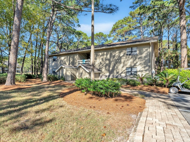 back of house featuring a yard