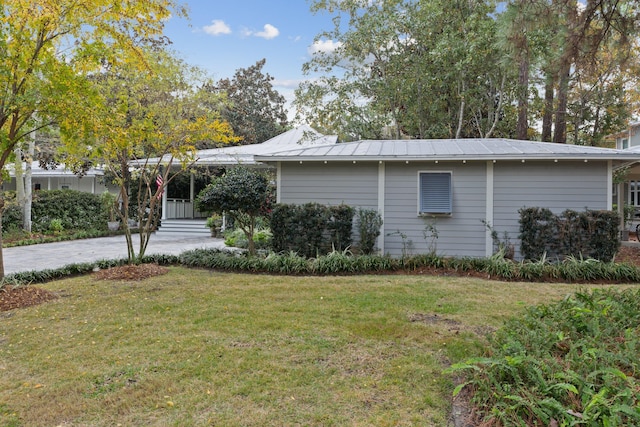 ranch-style house featuring a front lawn