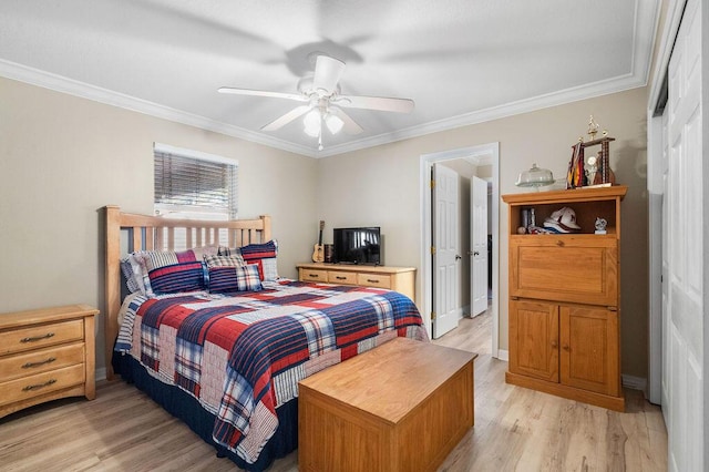 bedroom featuring ceiling fan, light hardwood / wood-style floors, and crown molding