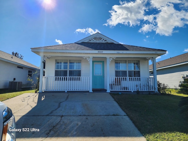 view of front of property featuring a porch, central AC unit, and a front yard