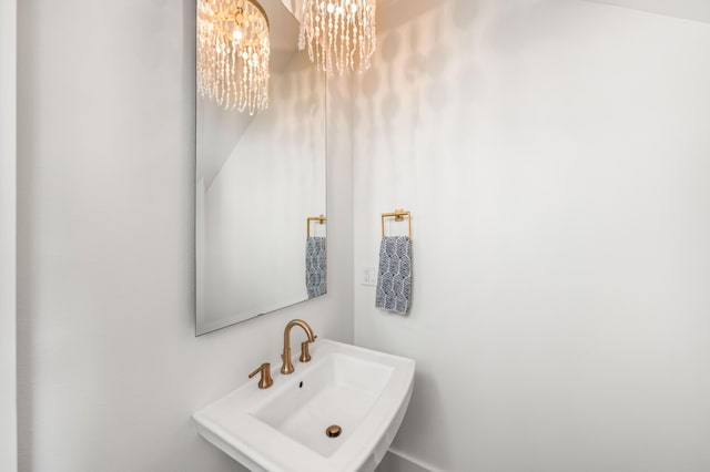 bathroom featuring sink and an inviting chandelier