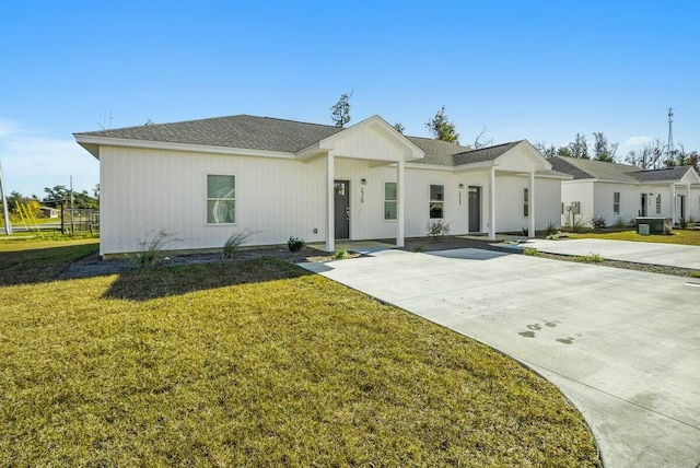 view of front facade featuring a front lawn