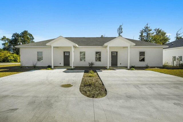 view of modern farmhouse style home