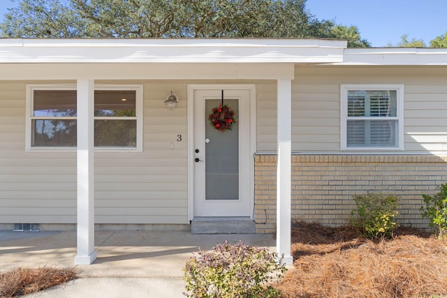 property entrance featuring a porch