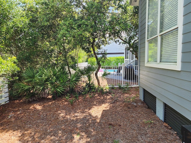 view of yard featuring a swimming pool