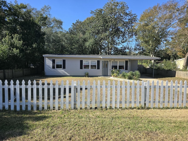 view of front facade with a front lawn