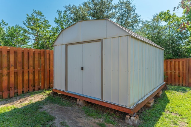 view of outdoor structure featuring a yard