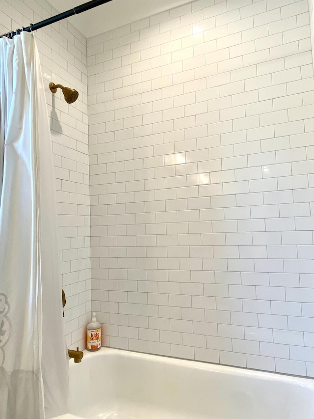 bathroom featuring shower / tub combo with curtain