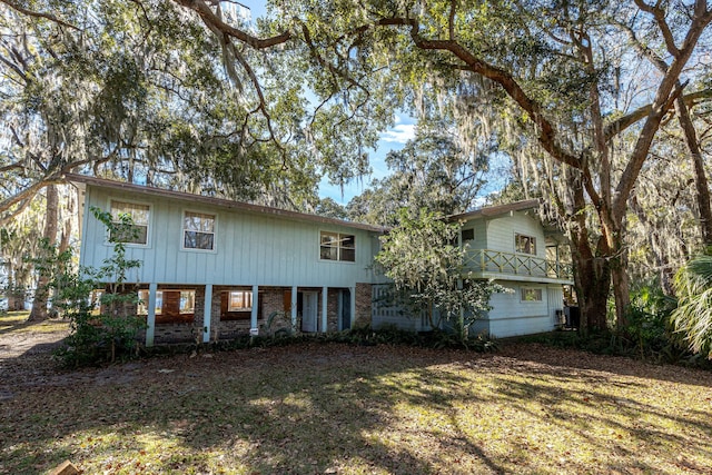 view of front of house with a front lawn