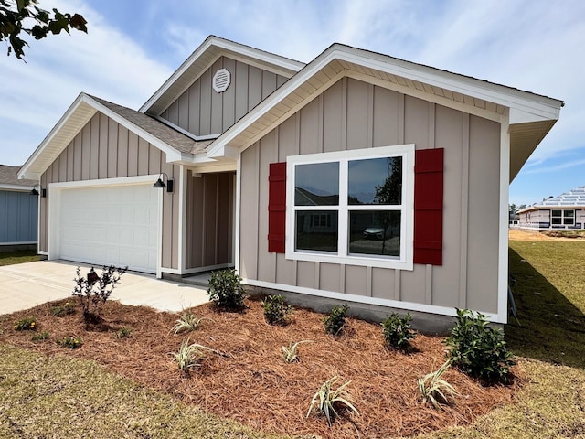 view of front of home with a front yard and a garage