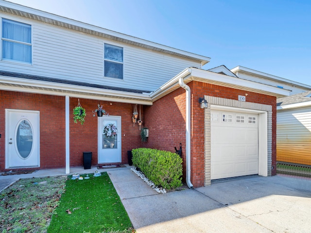 view of front facade featuring a garage