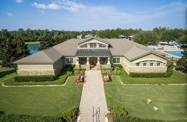 view of front of property featuring covered porch and a front lawn