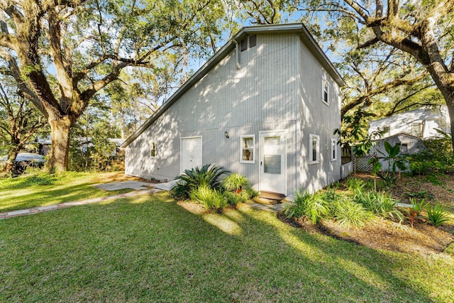 view of side of property featuring a lawn