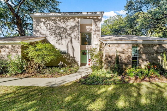 view of front of property with a front lawn