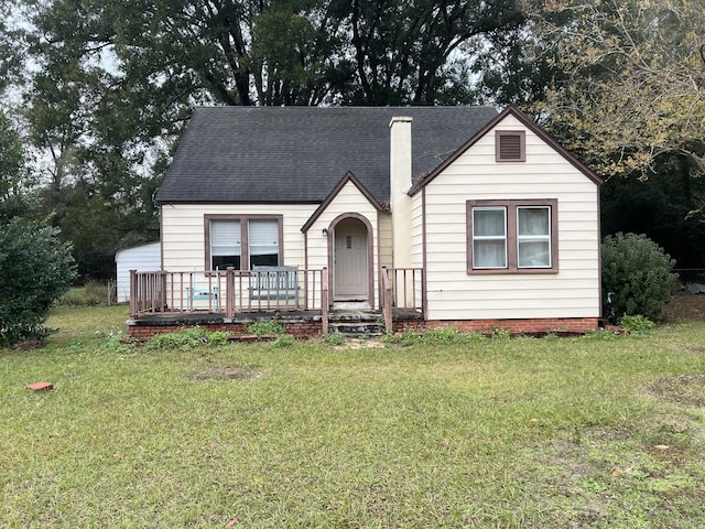 view of front of house featuring a front lawn