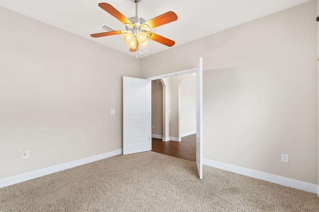 carpeted empty room featuring ceiling fan