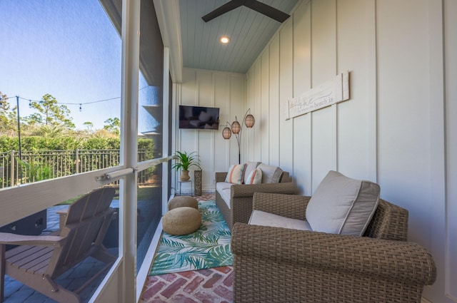 sunroom with ceiling fan