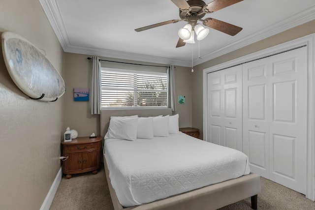 carpeted bedroom featuring ceiling fan, ornamental molding, and a closet