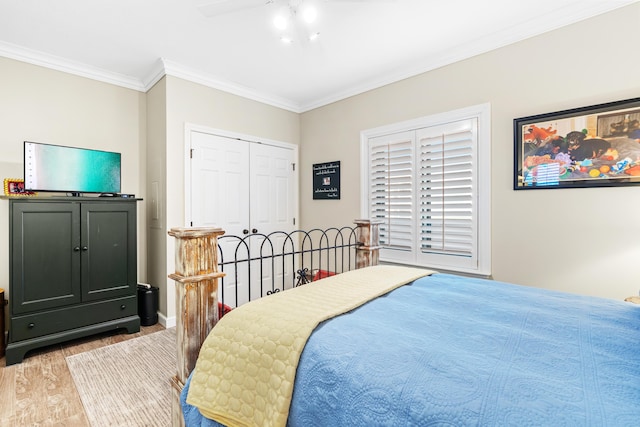 bedroom with ceiling fan, a closet, light hardwood / wood-style floors, and ornamental molding