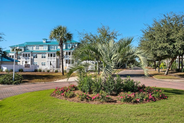 view of property's community featuring a lawn